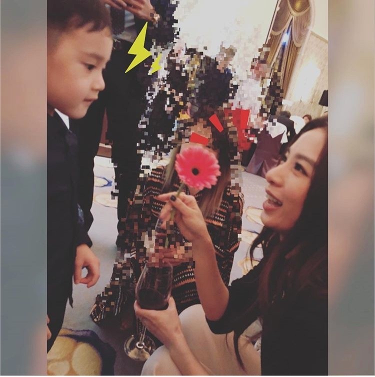 Hebe（右）開心收到梁靜茹兒子送的花。（翻攝自Instagram）