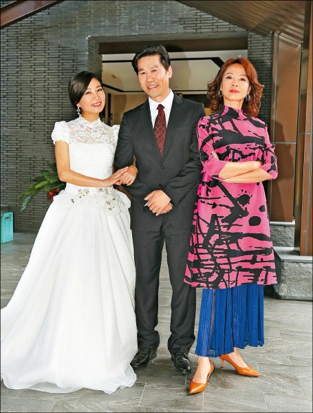 方文琳（左起）、羅時豐和柯淑勤在劇中呈現的一夫二妻，和過往的心機算計大不相同。（台視提供）