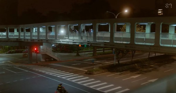 MV裡孝淵與片中人物,輕快地跨越公館與師大夜市周邊道路交界點。(圖擷取自YouTube) MV裡孝淵與片中人物,輕快地跨越公館與師大夜市周邊道路交界點。(圖擷取自YouTube)