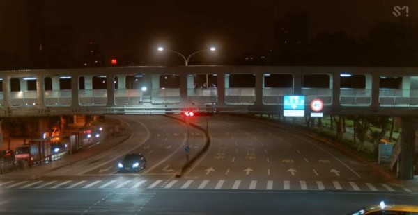MV中在和平東路與新生南路口的行人陸橋片段,可看見孝淵在上頭扭腰擺臀。(圖擷取自YouTube) MV中在和平東路與新生南路口的行人陸橋片段,可看見孝淵在上頭扭腰擺臀。(圖擷取自YouTube)