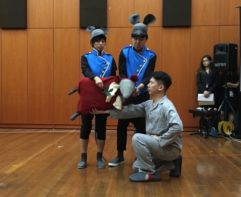 程伯仁（右）將分飾作曲家與紅鼠國國王，陳虹汶（左起）、劉向除了扮演士兵，還要負責操偶。（記者楊明怡攝）