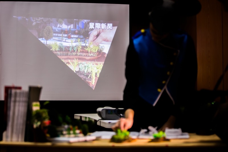 長大版的《鼠際大戰》加上即時投影，增添舞台視覺的豐富度與層次感。（國家交響樂團提供）