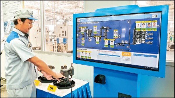 大金泰國壓縮機智慧化工廠，每個主要零件上頭都有著QR Code，掃一下就能清楚看見生產履歷。