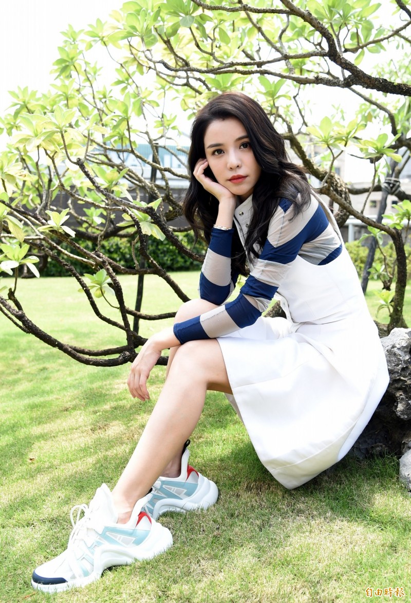 李毓芬接受專訪，希望在音樂方面更能有本色表現。（記者宋志雄攝，服裝提供：LV）