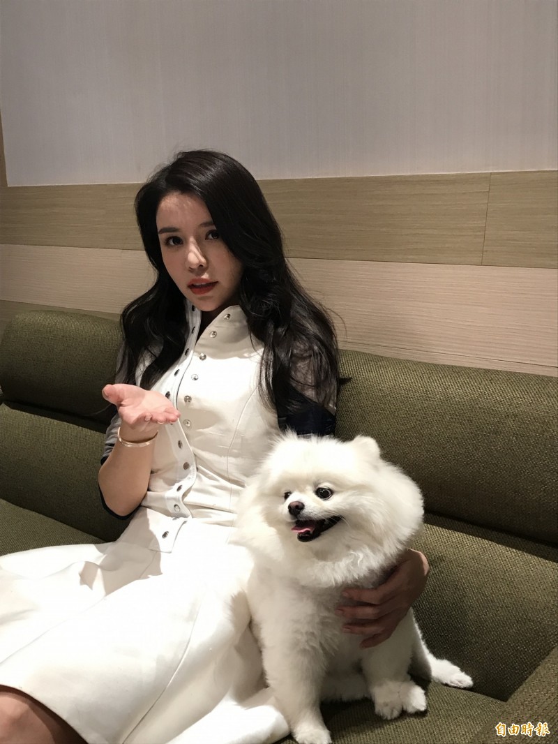 李毓芬笑說愛犬「太陽」陪她一起上班。（記者陳慧玲攝）