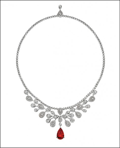 Chaumet Josephine Aigrette Imperiale紅寶鑽石項鍊，主石為1顆2.67克拉莫三比克鴿血紅寶石，約11,000,000元。