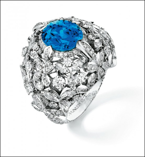 Chaumet Promenades imperials藍寶鑽戒，主石為1顆5.08克拉錫蘭藍寶石，約15,000,000元。