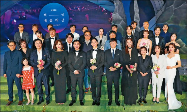 丁海寅（前排右六）與百想藝術大獎眾得獎者合照，站「C位」引發爭議。