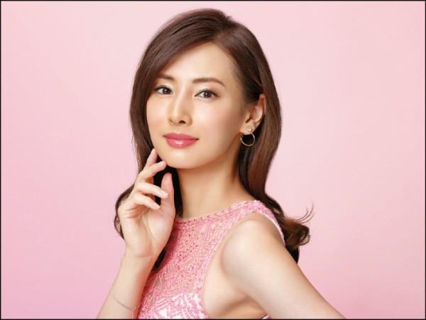 北川景子使用色:丰靡美姬‧幻粧奶油霜潤唇釉PK872、丰靡美姬‧幻粧恆耀持色眼彩蜜GR730+BE335。 北川景子使用色:丰靡美姬‧幻粧奶油霜潤唇釉PK872、丰靡美姬‧幻粧恆耀持色眼彩蜜GR730+BE335。