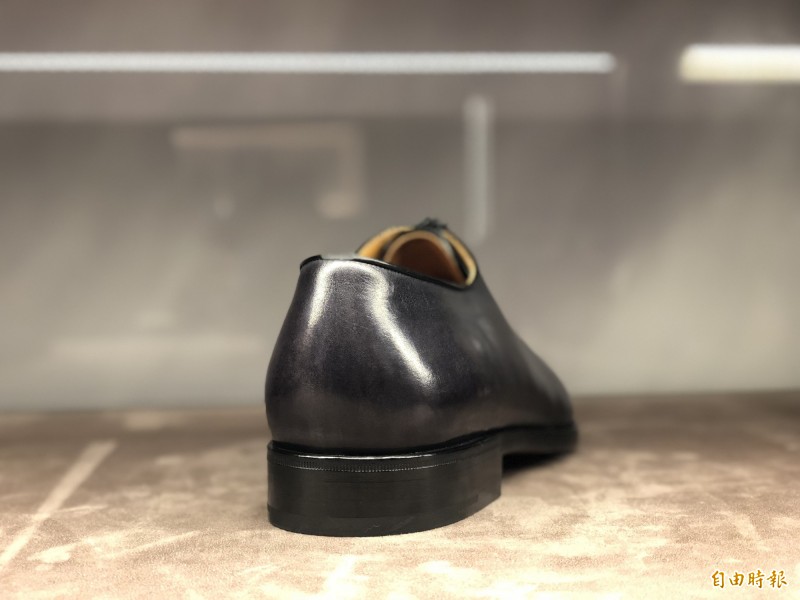 Berluti「0 Cut」鞋款製作技巧與量身訂製靴子的方法相近；可見其完全移除鞋跟上的縫線。（記者方惠宗攝）