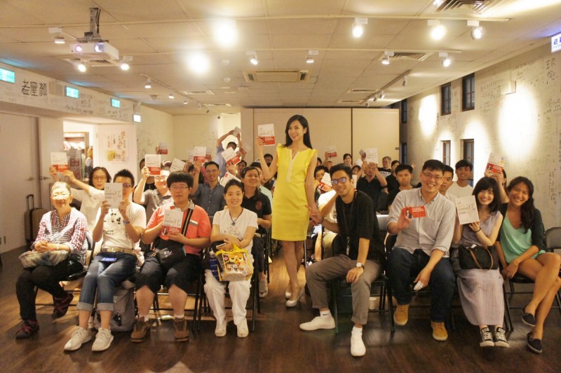 朱楚文（中）身材高挑，從新聞主播轉行當自由作家。（朱楚文提供）