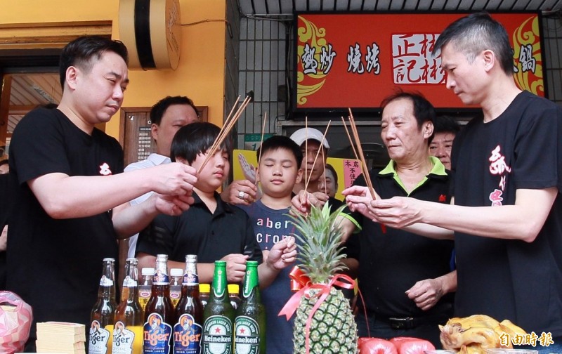 小彬彬新店「彬彬正記瓠仔貴燒烤」開幕，左起小彬彬 小小彬  迷你彬 右一為秦楊（記者潘少棠攝）