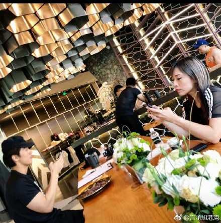 言承旭（左）手臂肌肉十分吸睛。（翻攝自微博）