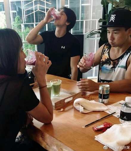 言承旭與劉畊宏一同用餐。（翻攝自微博）