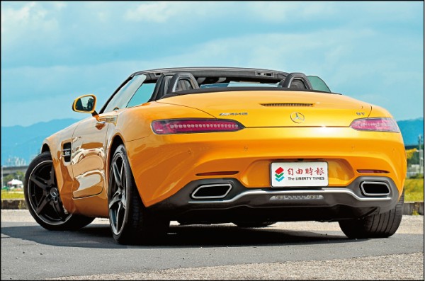 GT Roadster採電動軟篷設計，座椅後防翻滾保護桿間的車內防風導流板，能有效抑制竄入車內的亂流。雙邊出4邊形鍍鉻尾管整合於後保桿下方，將渾圓豐腴的車尾烘托得格外性感。