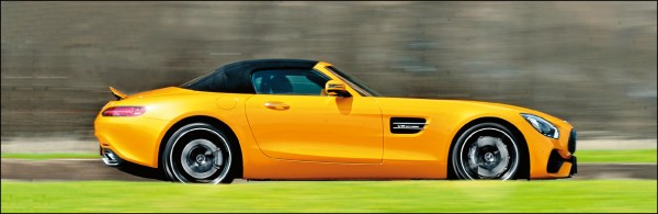 經典長車頭的Mercedes-AMG GT Roadster，蓋上軟篷依然流線帥氣，車速在50公里／時內僅需11秒便可完成頂篷開/闔動作。其0～100公里／時加速只要4.0秒，極速可達302公里／時，FR後輪驅動的操控激情奔放，讓駕駛人盡享Roadster敞篷跑車的馭風快感。