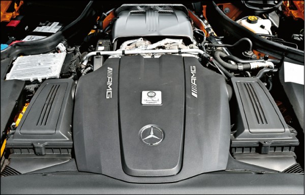 這具原廠代號M178的4.0升AMG V8雙Turbo引擎，可輸出476匹最大馬力與64.3公斤峰值扭力，儘管馬力輸出比不上McLaren 570S Spider，但扭力峰值卻更加出色，每公升可跑8.6公里的油耗表現，能源效率同樣為第3級。