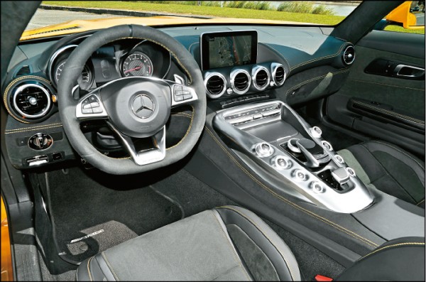 試駕車中控台包覆以黑色Nappa真皮和DINAMICA類麂皮材質（車有黃色縫線），其間點綴以6個圓形鍍鉻飾環出風口，中央鞍座則標配AMG銀色鍍鉻飾板。3輻式AMG高性能平底跑車方向盤同樣採DINAMICA材質縫製，提供絕佳的握感。