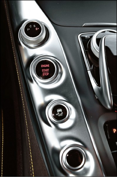 觸控手寫板控制旋鈕左側的控鍵由上而下依序為AMG DYNAMIC SELECT控制鍵、引擎啟動鍵與3階段式ESP設定鍵。