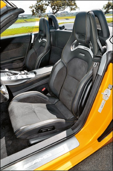 兩張AMG高性能跑車座椅包覆以Nappa真皮和DINAMICA類麂皮，並車上黃色縫線，視覺效果無可挑剔，還選配有AIRSCARF頸部暖氣裝置。
