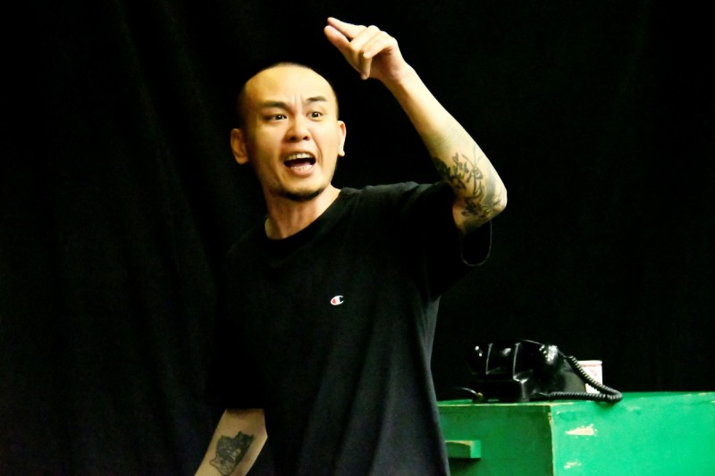 第一次挑戰舞台劇，楊大正接受了密集的肢體訓練。（綠光劇團提供）