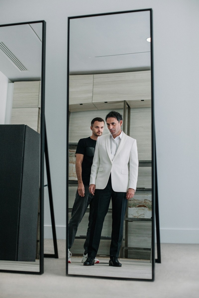 Berluti創意總監 Kris Van Assche（左）同時為 Samuel Benchetri設計白色西服。（Berluti提供）