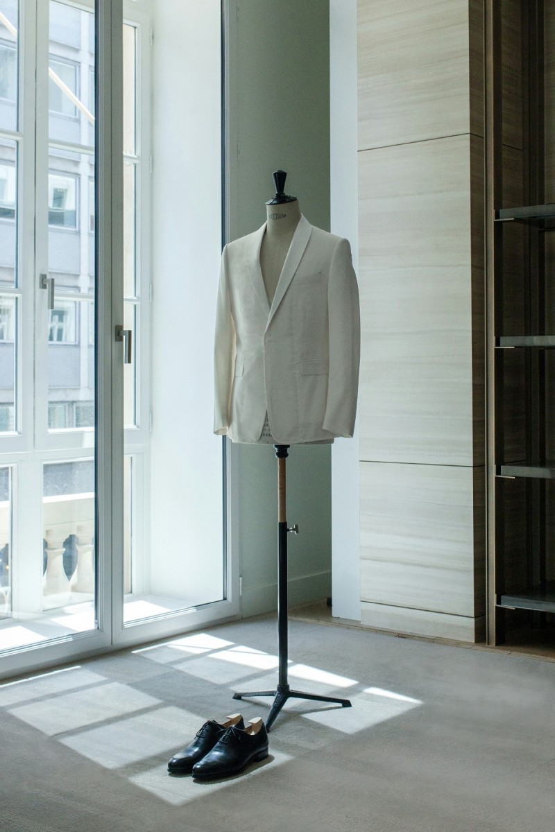 Berluti為 Samuel Benchetrit設計這件白色西服。（Berluti提供）