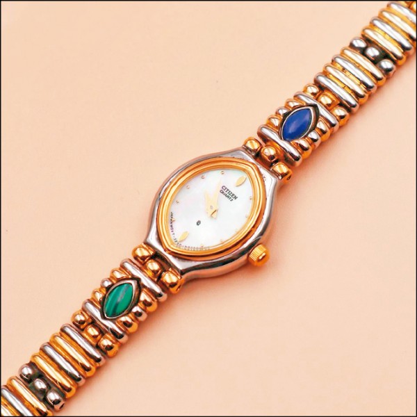 「南瓜鐘錶」的一款古董錶；該店主要販售1960至1980全新的庫存古董腕時計。