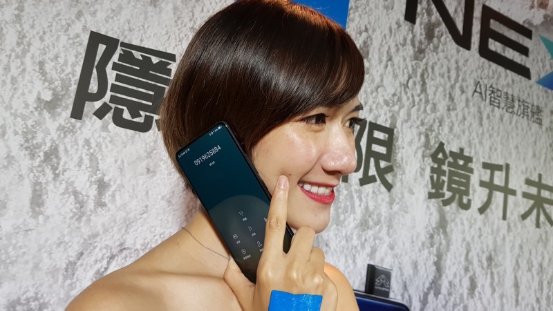 vivo NEX採用全營幕發聲技術，通話時，不管手機拿正面或背面，都聽得到聲音。（記者吳佩樺攝）