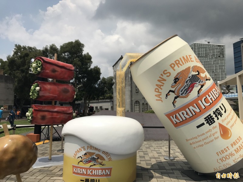 大型酒瓶和啤酒瀑布，吸引民眾拍照打卡。（記者林欣若攝）