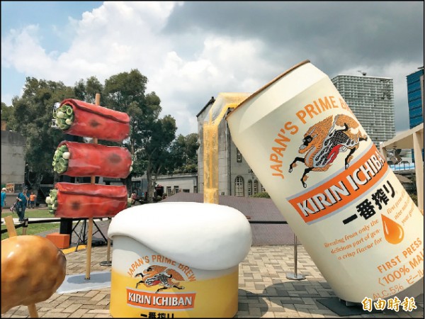 巨型酒瓶與啤酒瀑布吸引消費者拍照打卡。（記者林欣若攝）