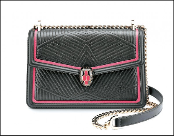寶格麗Serpenti Forever Diamond Blast黑色肩揹包，約88,900元。