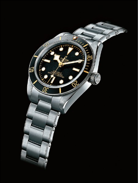 帝舵Black Bay Fifty-Eight腕錶鋼錶帶款，106,000元。另有棕色皮帶款與黑色織紋錶帶款，各為96,500元。