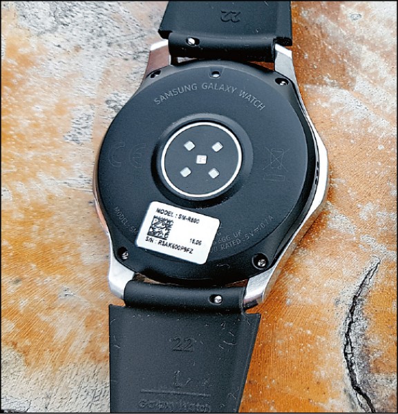 三星Galaxy Watch底部大幅增加感測器，偵測更靈敏。