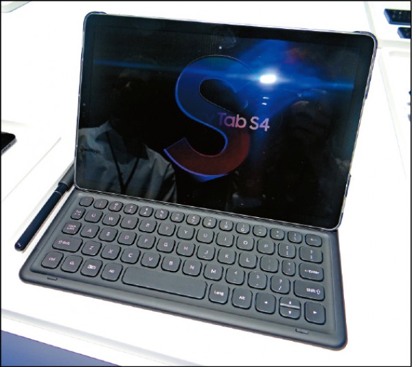 〈三星Galaxy Tab S4 即將登台〉
三星近期在台開賣的新品，除了Note 9手機和Galaxy Watch智慧錶，Galaxy Tab S4、Tab A 10.5平板也很快會跟大家見面，其中定位旗艦的Galaxy Tab S4提升至10.5 吋2,560×1,600螢幕，電池容量7,300mAh，具備S Pen，不過處理器是高通S835。
（圖文：記者吳佩樺）