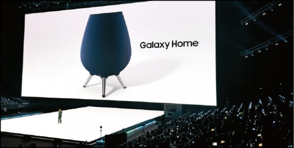 〈三星智慧音箱 初樣貌首度公開〉
前晚記者會的彩蛋是三星終於公開旗下智慧音箱Galaxy Home的面貌，蛋形外觀，底部設計3金屬支架，並宣布和AKG、Spotify進行合作。此次現身僅屬於預告性質，更多細節日後公開。不過因為Bixby智慧助理在地中文化問題，Galaxy Home要在台上市，恐怕有得等。（圖文：記者吳佩樺）