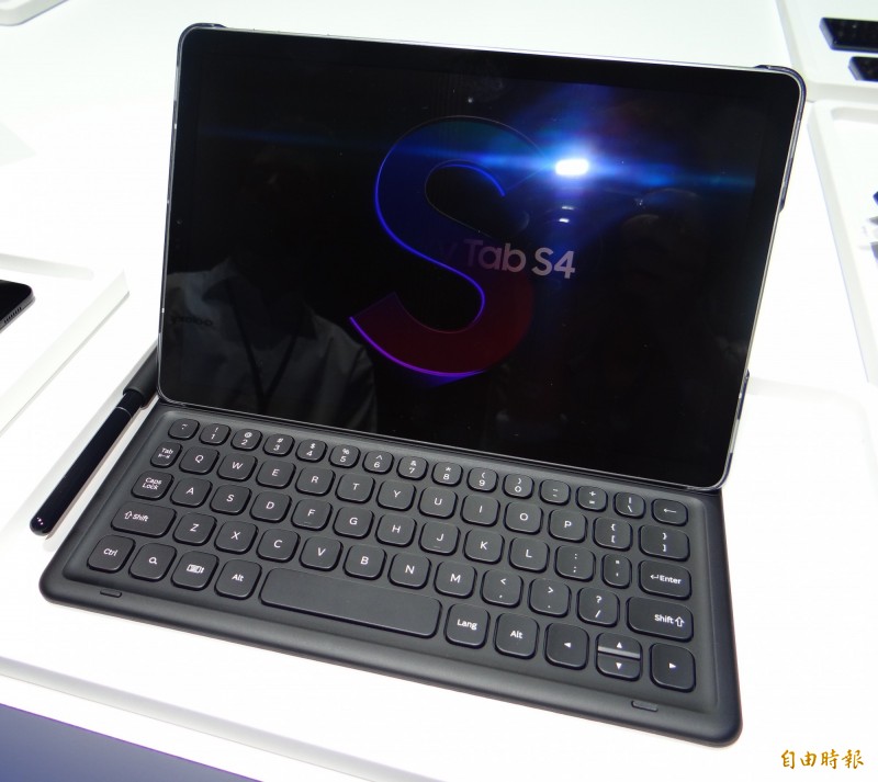三星旗艦Galaxy Tab S4，首度支援Samsung DeX功能，售價1萬9900元。（記者吳佩樺攝）