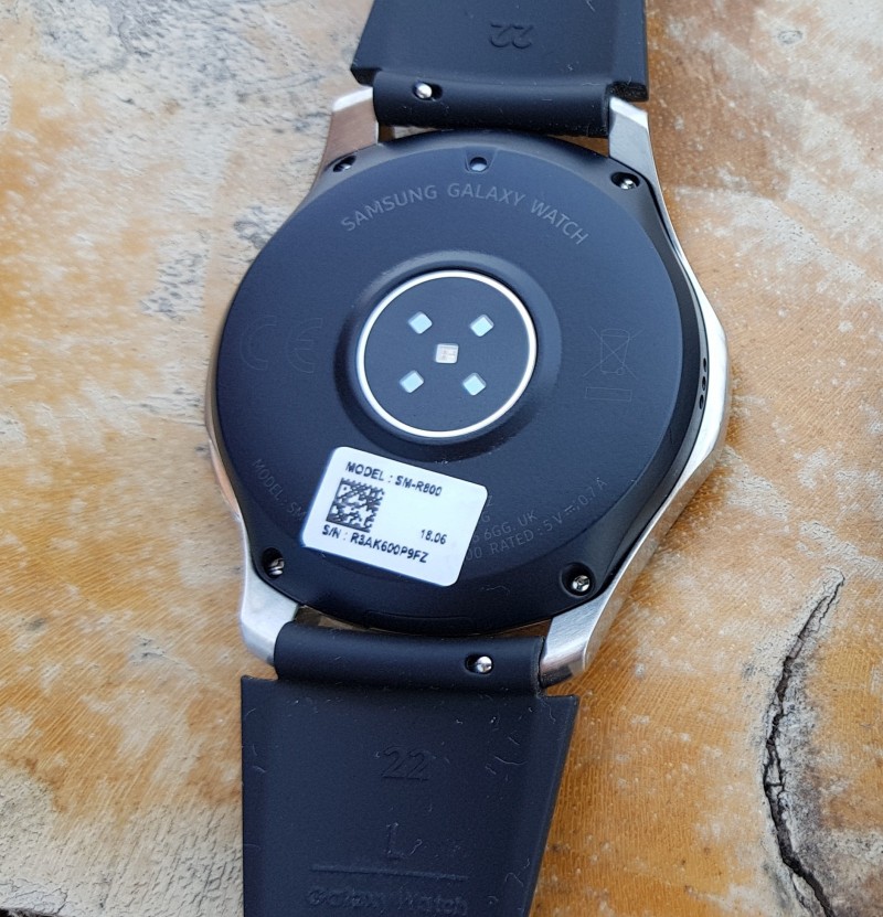三星Galaxy Watch搭載4顆光電感應器，偵測更準確。（記者吳佩樺攝）