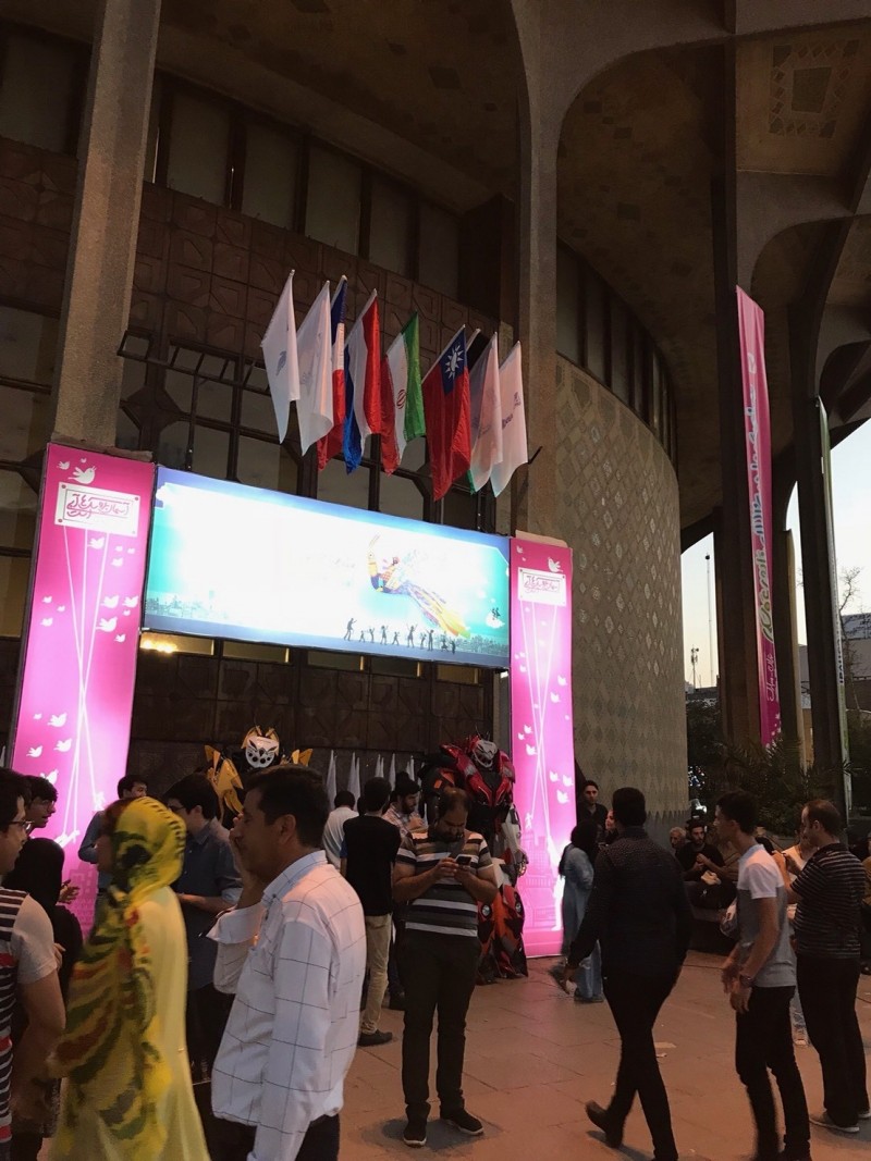 表演劇場外掛出中華民國國旗。（台北木偶劇團提供）