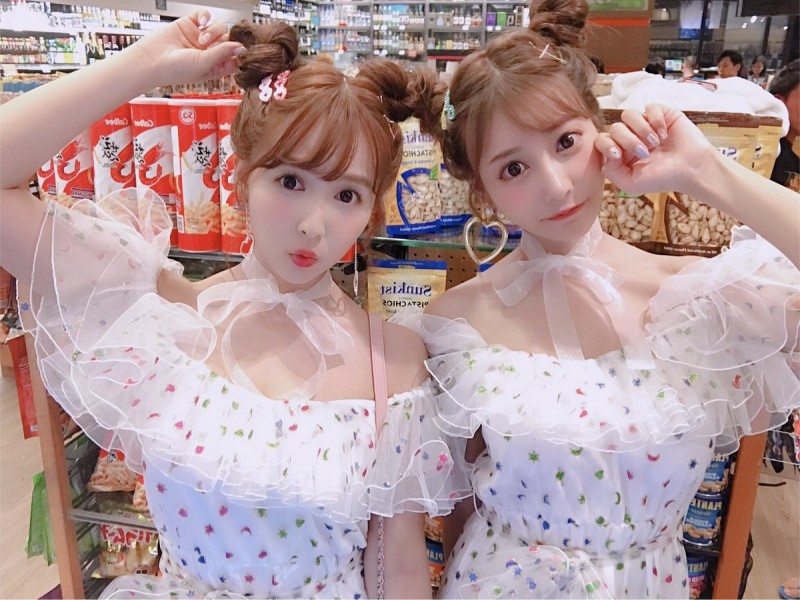三上悠亞（左）與明日花綺羅穿上相同服飾，扮起AV界TWINS。（翻攝自推特）