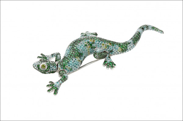 Chopard蜥蜴胸針，18K白金鑲嵌沙弗萊石、碧璽與石榴石，2,711,000元。