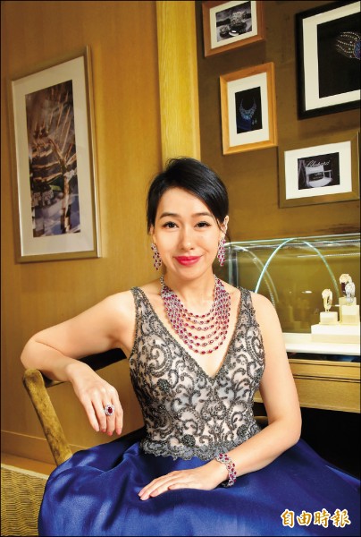 陳妍嵐展演Chopard Red Carpet系列紅寶石套組，項鍊鑲嵌136.14克拉紅寶石，耳環鑲嵌21.69克拉紅寶石，手鍊鑲嵌34.18克拉紅寶石，戒指為1顆7.31克拉紅寶石，總值133,819,000元。L’Heure Du Diamant紅寶石鑽錶3,286,000元。
（記者胡舜翔攝）