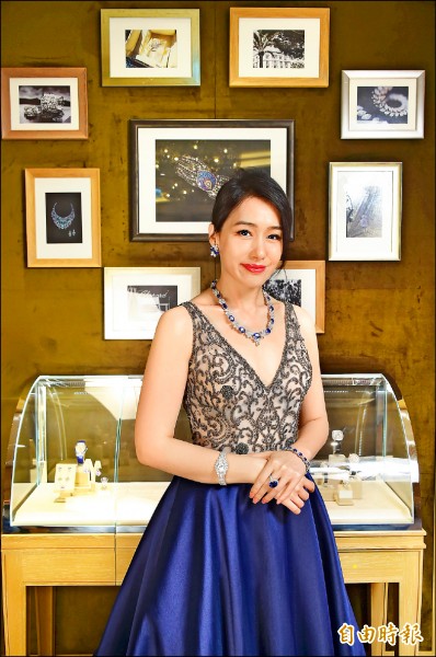 陳妍嵐愛藍寶石，佩戴Chopard Red Carpet系列藍寶石套組，項鍊共鑲嵌124.39克拉藍寶石，耳環鑲嵌28.91克拉藍寶石，手環鑲嵌71.86克拉藍寶石，戒指為1顆20.13克拉藍寶石，總值268,540,000元，For You鑽錶11,190,000元。
（記者胡舜翔攝）