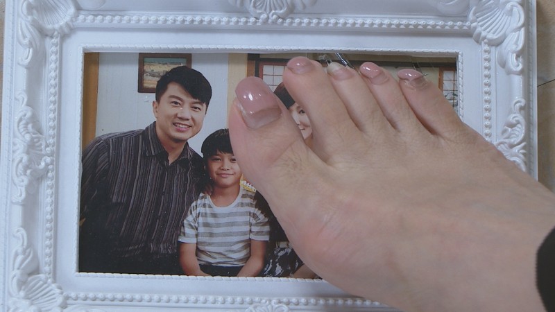 羅巧倫赤腳踩玻璃求同情猶如宮鬥。（民視提供）