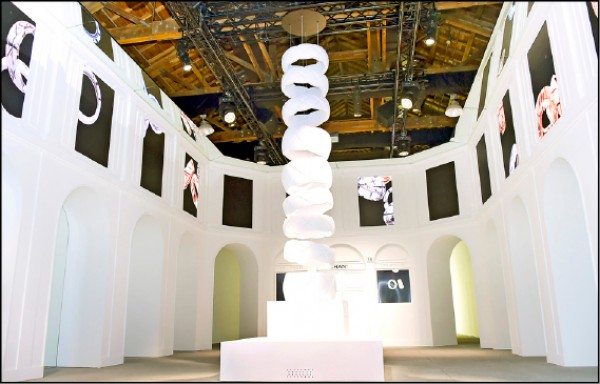 Chanel Coco Crush體驗展，打造白色凡登廣場。
（圖文：記者胡舜翔）