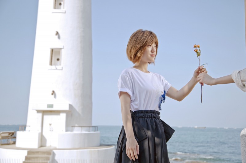 小球赴日本拍攝MV，不僅上山下海，還碰到不穩定天氣，苦不堪言。（環球提供）