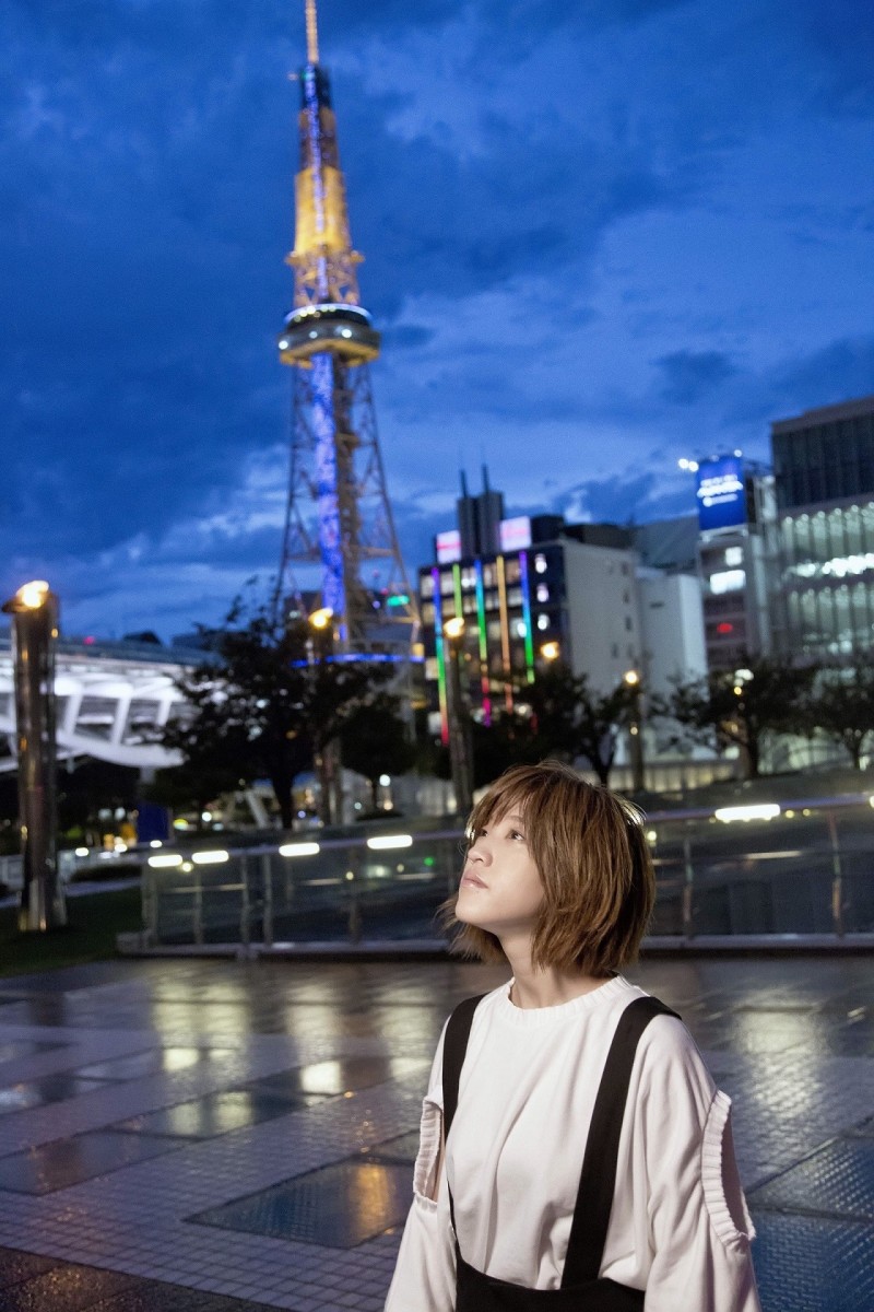 MV拍攝時間長，讓小球眼睛刺痛、雙腳浮腫，全靠意志力撐過去。（環球提供）