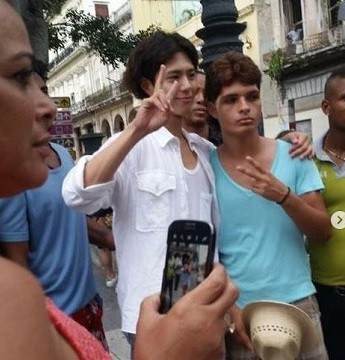 朴寶劍與民眾合照，作風相當親民。（翻攝自IG）