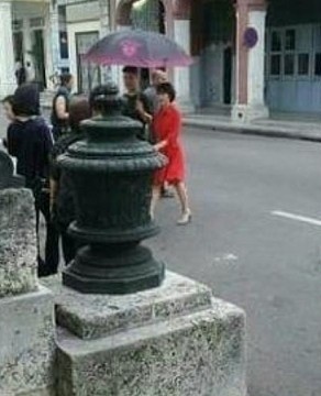 宋慧喬穿著橘紅色洋裝，在街頭拍攝。（翻攝自IG）