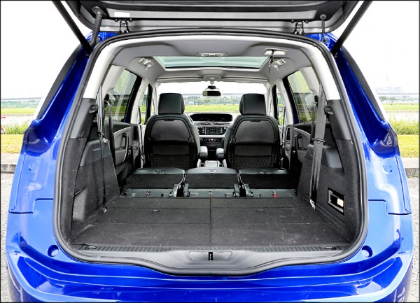 將第3排座椅完全收納，第2排的3張獨立後座椅背往前傾倒打平，可一舉將最大置物容量擴充至2,181公升，載物實用性相當出眾。
